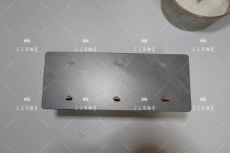 盖上盖子，插上雪糕棍放入冰箱冷冻至完全凝固即可