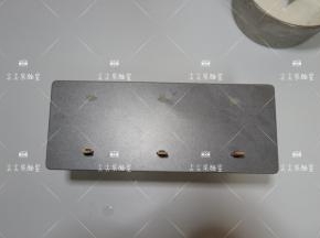盖上盖子，插上雪糕棍放入冰箱冷冻至完全凝固即可