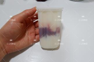 填满就是这种状态，能清晰可见玫瑰花酱，而不是被酸奶吞没。