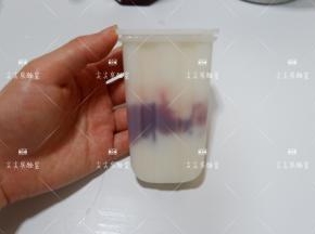 填满就是这种状态，能清晰可见玫瑰花酱，而不是被酸奶吞没。