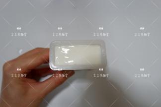 将酸奶填满模具，轻震几下，震去大气泡。