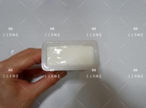将酸奶填满模具，轻震几下，震去大气泡。