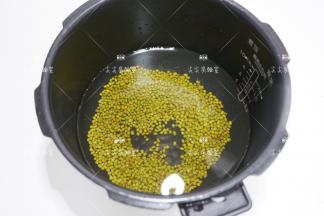 放入锅内，加适量水，启动煮粥模式，煮开花即可