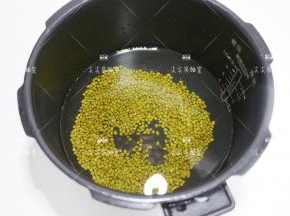 放入锅内，加适量水，启动煮粥模式，煮开花即可