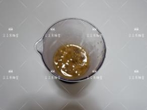 浓稠的绿豆取出放入料理杯