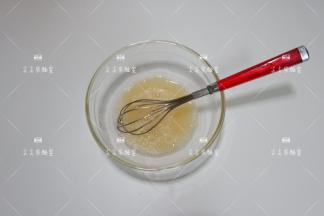 放入微波炉高火30秒，将吉利丁片融化成吉利丁液