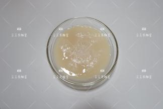 将剩余的米露倒入吉利丁液碗中拌匀。