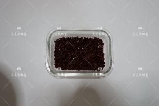 密封容器底部铺好蜜红豆。