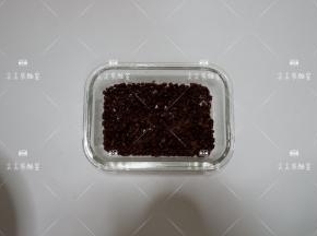 密封容器底部铺好蜜红豆。