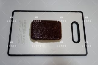 冷藏好取出倒扣出来，切成你喜欢的大小。