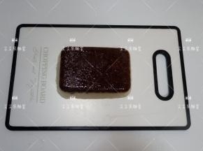 冷藏好取出倒扣出来，切成你喜欢的大小。