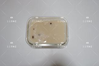 将拌匀的米露倒入容器中，入冰箱冷藏至完全凝固即可