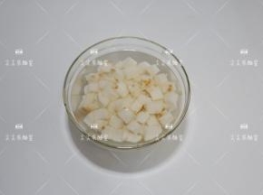 山药去皮洗净，切成小方丁