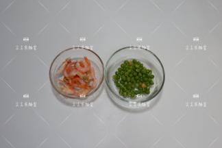 北极甜虾剥去外皮，豌豆粒备好