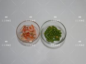 北极甜虾剥去外皮，豌豆粒备好