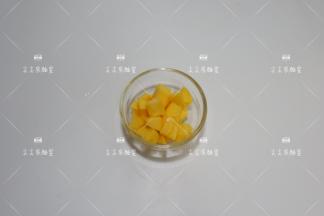 芒果去皮去核切成跟山药一样的小丁