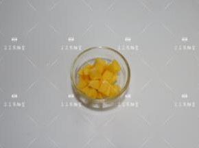 芒果去皮去核切成跟山药一样的小丁