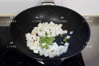 加入豌豆粒翻炒片刻