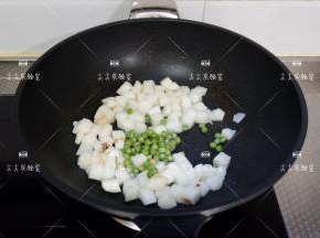 加入豌豆粒翻炒片刻