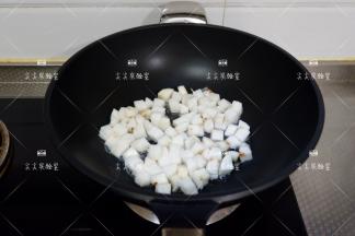 起锅热油，加入山药煎炒至微焦断生