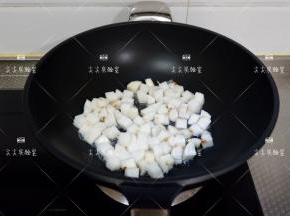 起锅热油，加入山药煎炒至微焦断生