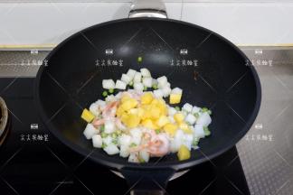 加入芒果、甜虾仁翻炒均匀