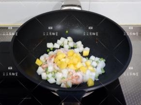 加入芒果、甜虾仁翻炒均匀