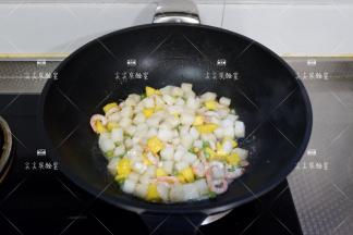 最后加白糖、柠檬汁、盐翻炒均匀，出锅撒上黑胡椒