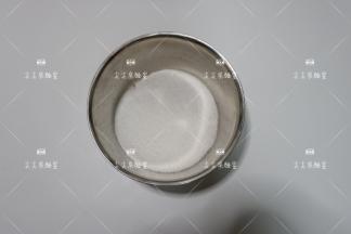 将白砂糖称重先放入容器，我用了50克糖，味道个人感觉正好，糖的用量40-70之间，不建议在多了，减肥期间可以不加糖。