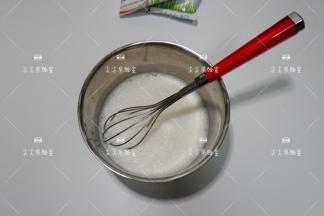 先倒入部分牛奶，能没过砂糖即可，用蛋抽不停的搅拌，至少50次以上，搅拌一会停下，让砂糖沉淀一下，继续搅拌，直到感觉盆底没有明显颗粒感即可。