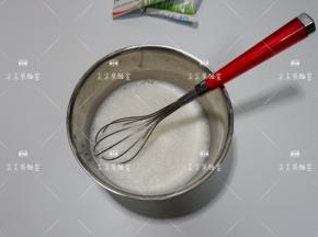先倒入部分牛奶，能没过砂糖即可，用蛋抽不停的搅拌，至少50次以上，搅拌一会停下，让砂糖沉淀一下，继续搅拌，直到感觉盆底没有明显颗粒感即可。