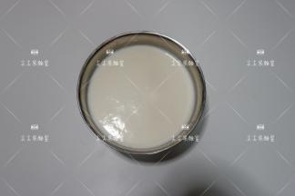 将剩余牛奶倒入，并且加入酸奶菌粉，继续搅拌50次以上，牛奶的用量在700-1000毫升之间，不建议超过1000毫升。