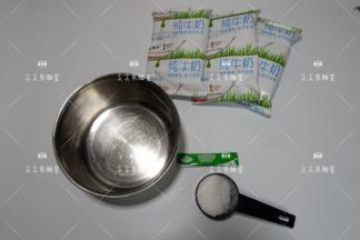 准备食材，牛奶可以选择全脂或者脱脂，区别在于全脂的口感会更加浓稠醇滑，脱脂的会略差一点，减肥期间建议选择脱脂牛奶制作。做酸奶的容器，需要刷洗干净，无水无油~