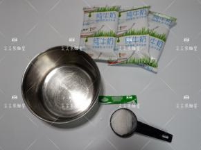 准备食材，牛奶可以选择全脂或者脱脂，区别在于全脂的口感会更加浓稠醇滑，脱脂的会略差一点，减肥期间建议选择脱脂牛奶制作。做酸奶的容器，需要刷洗干净，无水无油~
