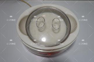 酸奶机注入少许温水，盖上盖子接通电源，等待8个小时左右即可完成