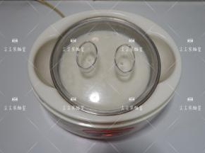 酸奶机注入少许温水，盖上盖子接通电源，等待8个小时左右即可完成