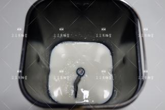 先将液体类材料投入面包机桶内，在加入糖和盐然后筛入面粉，最后加酵母（黄油稍后放）