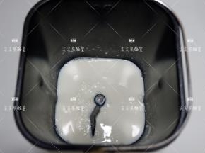先将液体类材料投入面包机桶内，在加入糖和盐然后筛入面粉，最后加酵母（黄油稍后放）