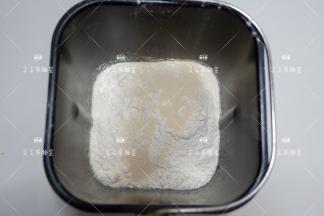 先将液体类材料投入面包机桶内，在加入糖和盐