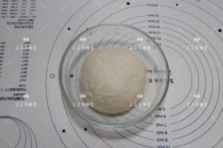 放入容器盖保鲜膜，在温暖处进行一次发酵，现在的温度我就直接丢在屋里发酵了