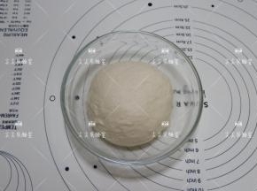 放入容器盖保鲜膜，在温暖处进行一次发酵，现在的温度我就直接丢在屋里发酵了