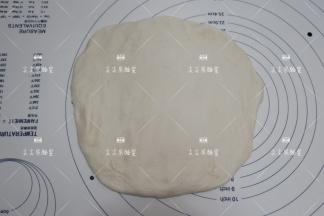 取出按压排气，边缘的大气泡涅破。