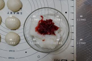 糯米饭要提前做好，就像平时做米饭一样就可以，加入玫瑰酱