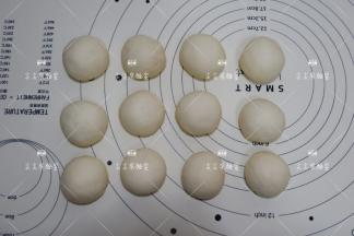 均分成12份滚圆。