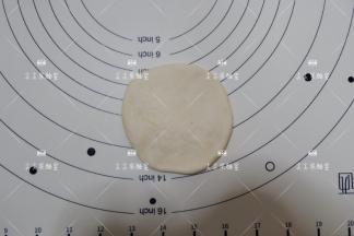 按照滚圆的数序，从第一个开始，取一个擀成皮