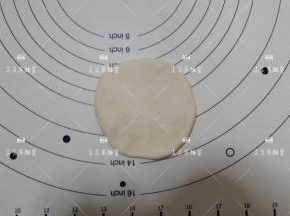 按照滚圆的数序，从第一个开始，取一个擀成皮