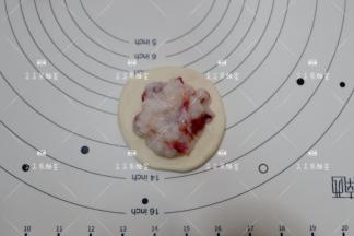放上30克玫瑰糯米馅