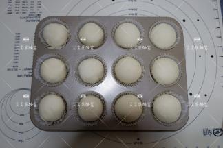 依次做好，收口向下放入垫有纸托的12连马芬模具。放入烤箱选择发酵模式，烤箱内放一晚热水，进行2次发酵，发酵至1.5倍大即可