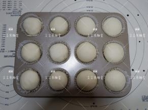 依次做好，收口向下放入垫有纸托的12连马芬模具。放入烤箱选择发酵模式，烤箱内放一晚热水，进行2次发酵，发酵至1.5倍大即可