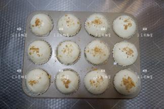 发酵好取出，表面刷牛奶液，可以撒麦片，芝麻等装饰